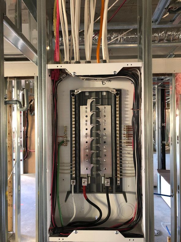 Un coffret électrique avec beaucoup de fils qui en sortent