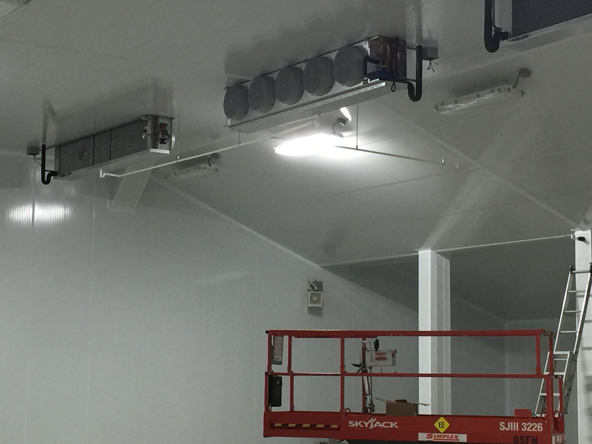 Une machine est posée sur une table dans une pièce.