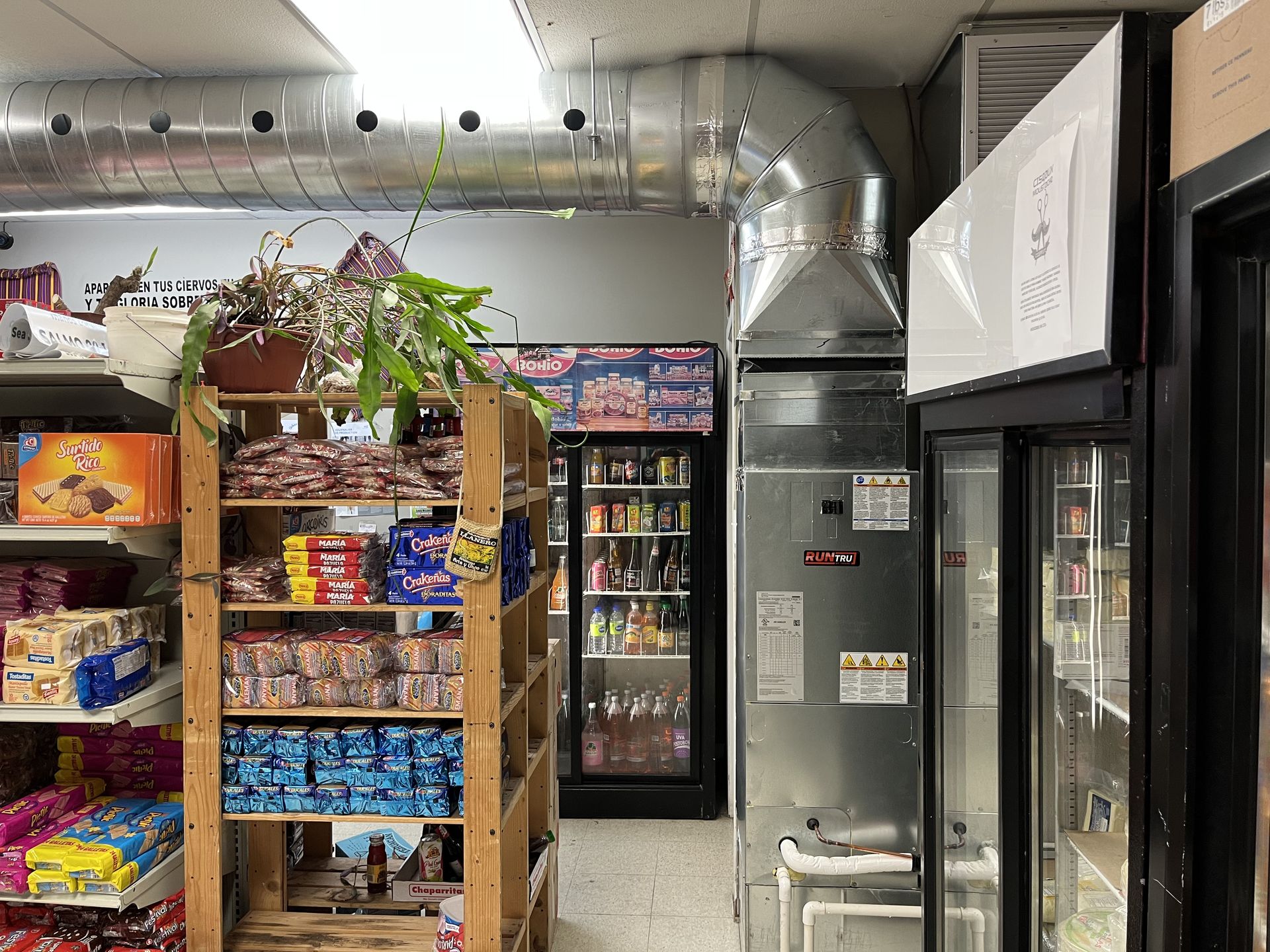 Il y a un tuyau qui sort d'un trou dans le mur.