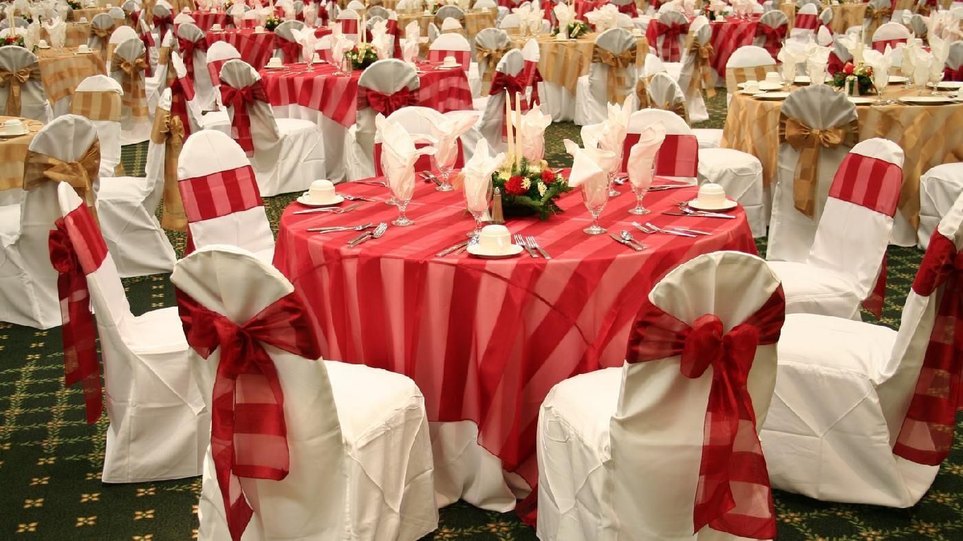 Mesas y sillas están preparadas para una recepción de boda.