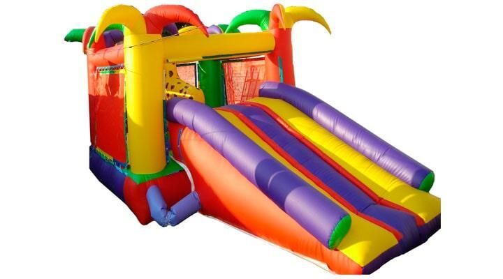 Una colorida casa inflable con un tobogán adjunto.