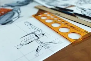 Logo ontwerpen - blad met een getekende stoel en een oranje liniaal