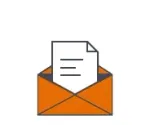 Een oranje envelop met daarin een stukje papier.