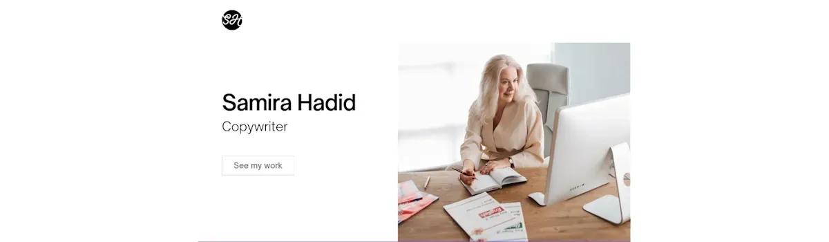 Een vrouw zit aan een bureau voor een computer.