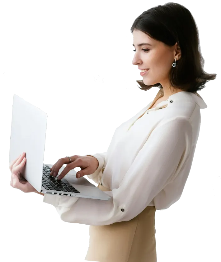Een vrouw in een wit overhemd typt op een laptop
