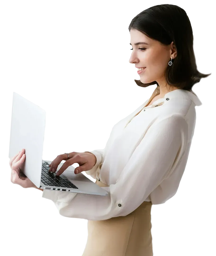 Een vrouw in een wit overhemd typt op een laptop