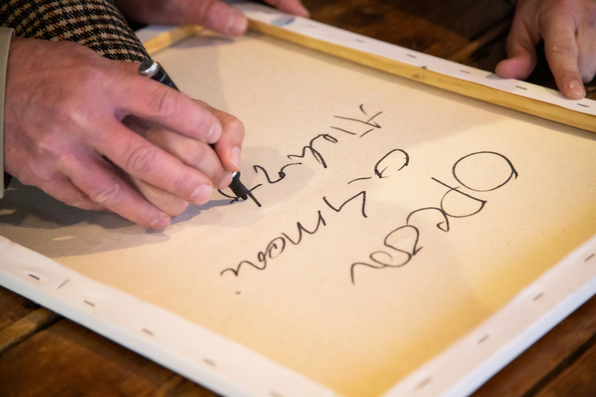 Primo piano di mani che scrivono 