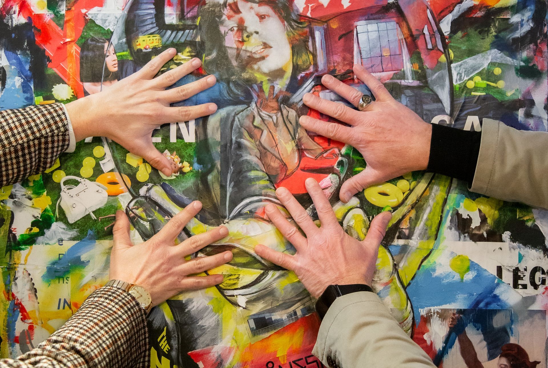 Quattro mani si protendono verso l'interno per toccare un dipinto vibrante e colorato, in stile collage, che raffigura un ritratto al centro.