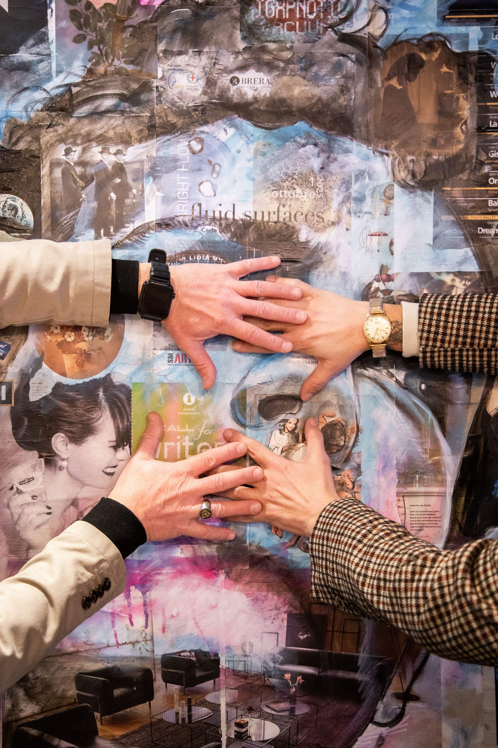 Quattro mani si incontrano al centro di un collage astratto e colorato, formando una figura a stella su uno sfondo dalla texture particolare.