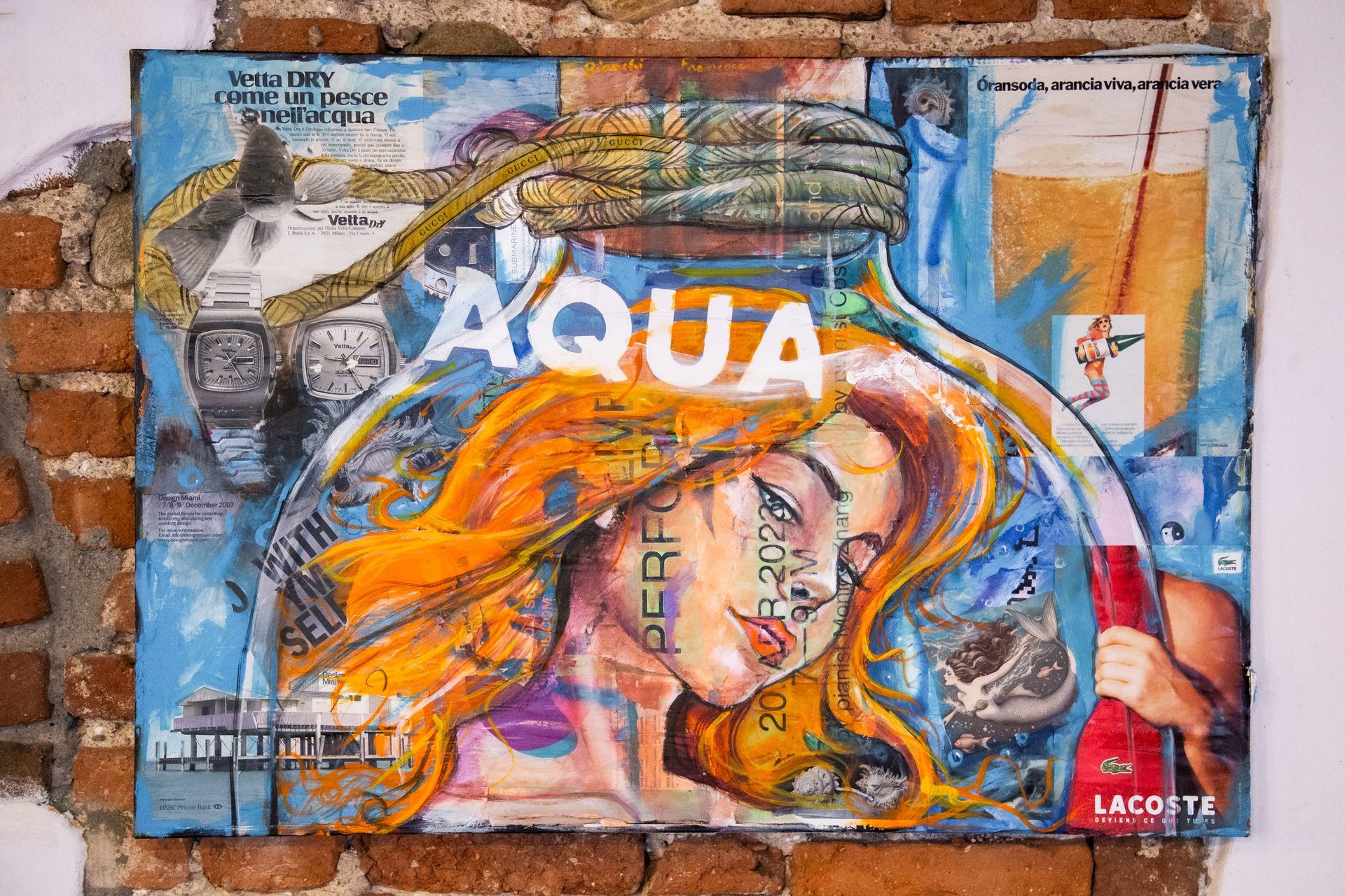 Un dipinto a tecnica mista raffigurante una donna con fluenti capelli arancioni all'interno di una grande bottiglia con l'etichetta