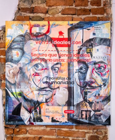Collage a tecnica mista raffigurante due ritratti di Salvador Dalí, testo in spagnolo e uno sfondo di un muro di mattoni.