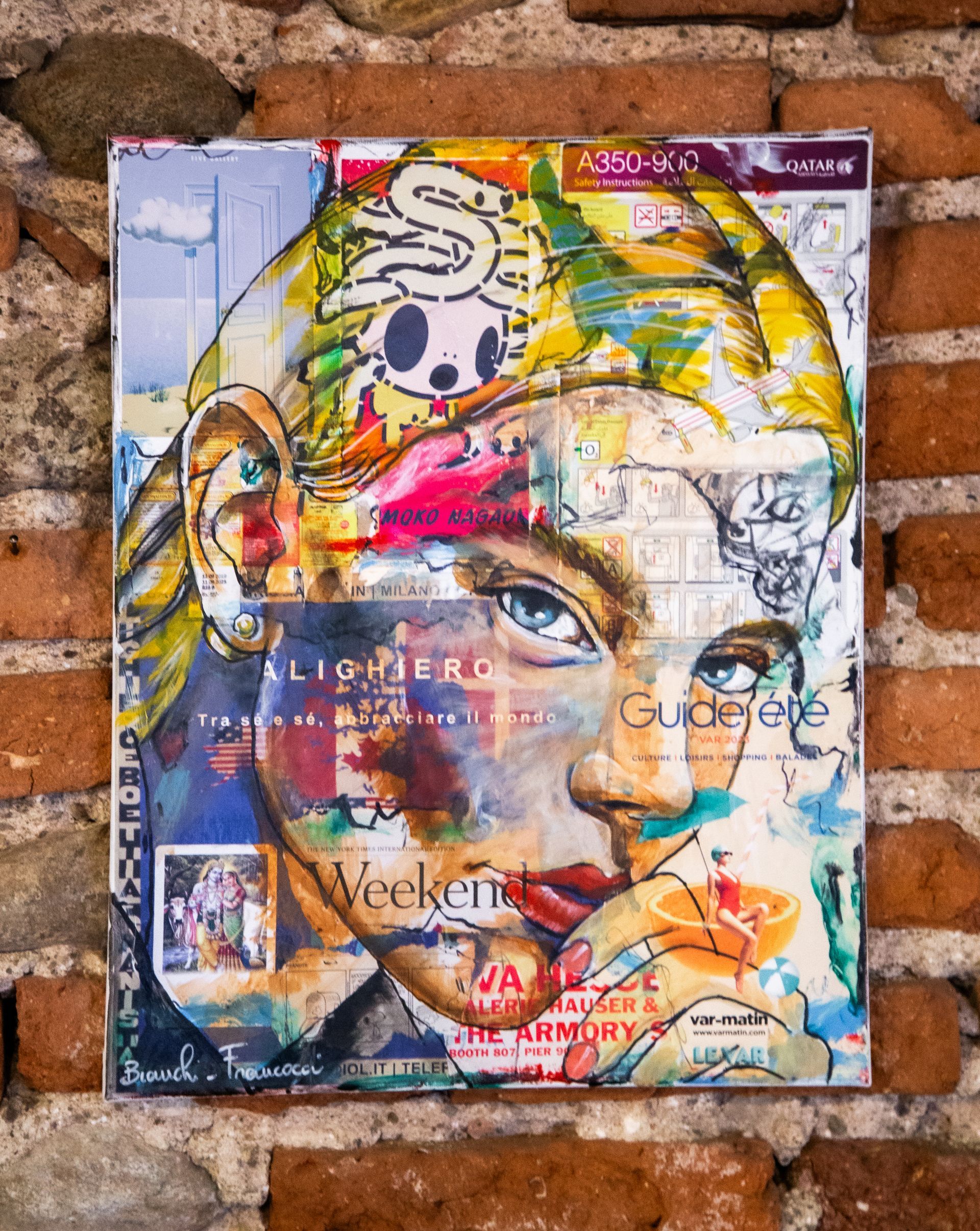 Collage a tecnica mista su tela raffigurante un volto umano stilizzato sovrapposto a ritagli di riviste colorate su sfondo di mattoni.