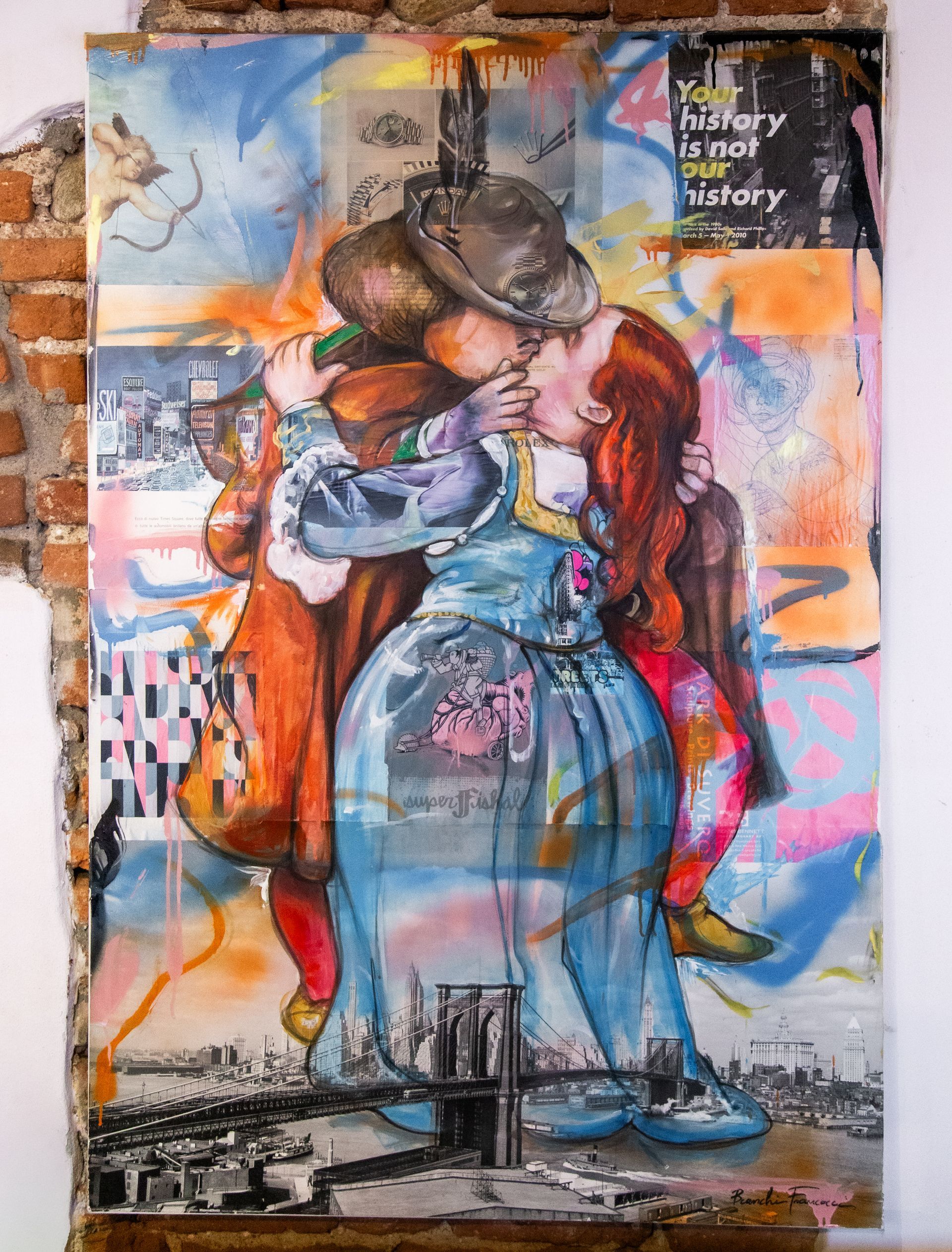 Un dipinto raffigurante una coppia che si bacia, con sovrapposizioni di graffiti, pennellate colorate e la silhouette del ponte di Brooklyn.