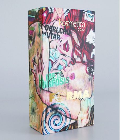 Un'opera d'arte a tecnica mista raffigurante fiori viola, un vaso di vetro e icone in stile digitale su uno sfondo di mattoni a vista.