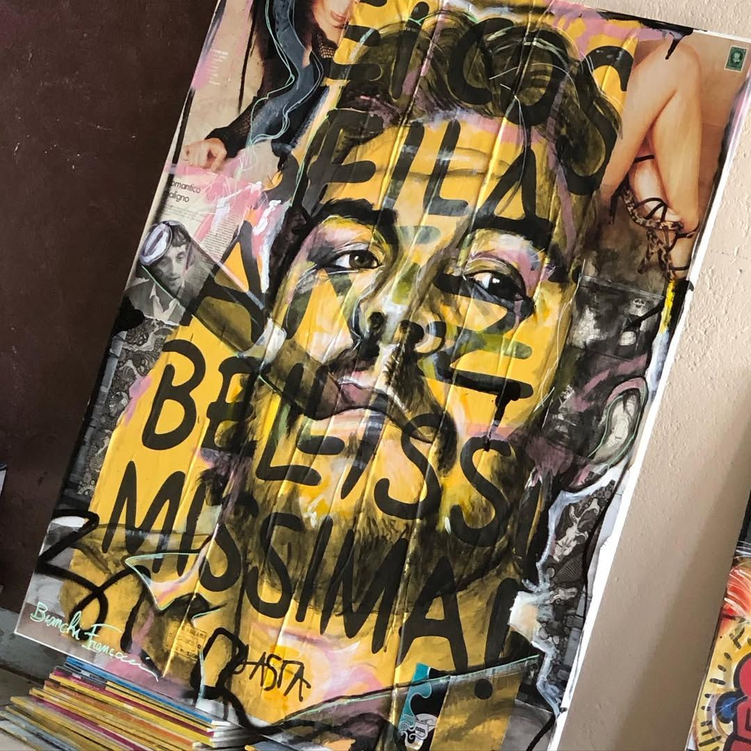 Un poster realizzato con la tecnica del collage e recante la scritta 