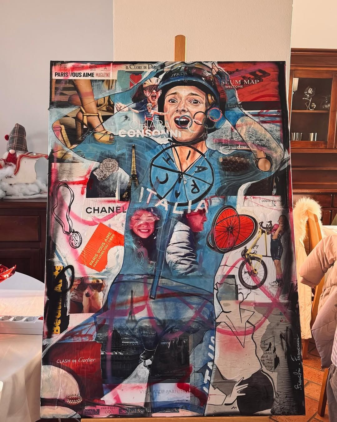 Collage a tecnica mista con ritratti di persone, una rosa, farfalle ed elementi testuali nelle tonalità del viola e del beige.