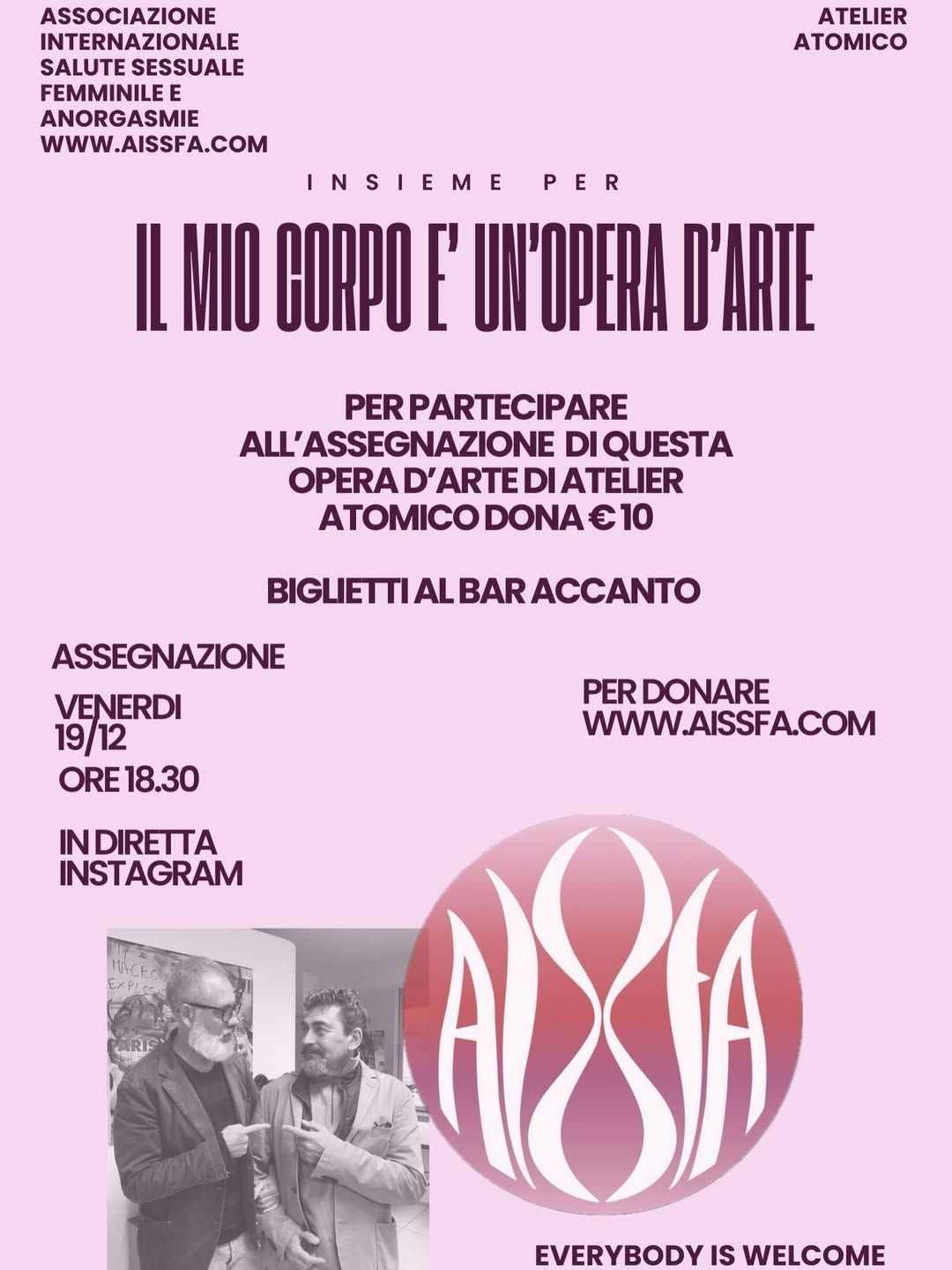 Una persona che indossa un elaborato abito di pizzo bianco lungo fino ai piedi si trova in uno studio creativo e disordinato, ricco di opere d'arte eclettiche.