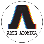 Un logo circolare con una lettera "A" nera e stilizzata, con contorni blu, gialli e rossi. Il testo sottostante recita "ARTE ATOMICA".