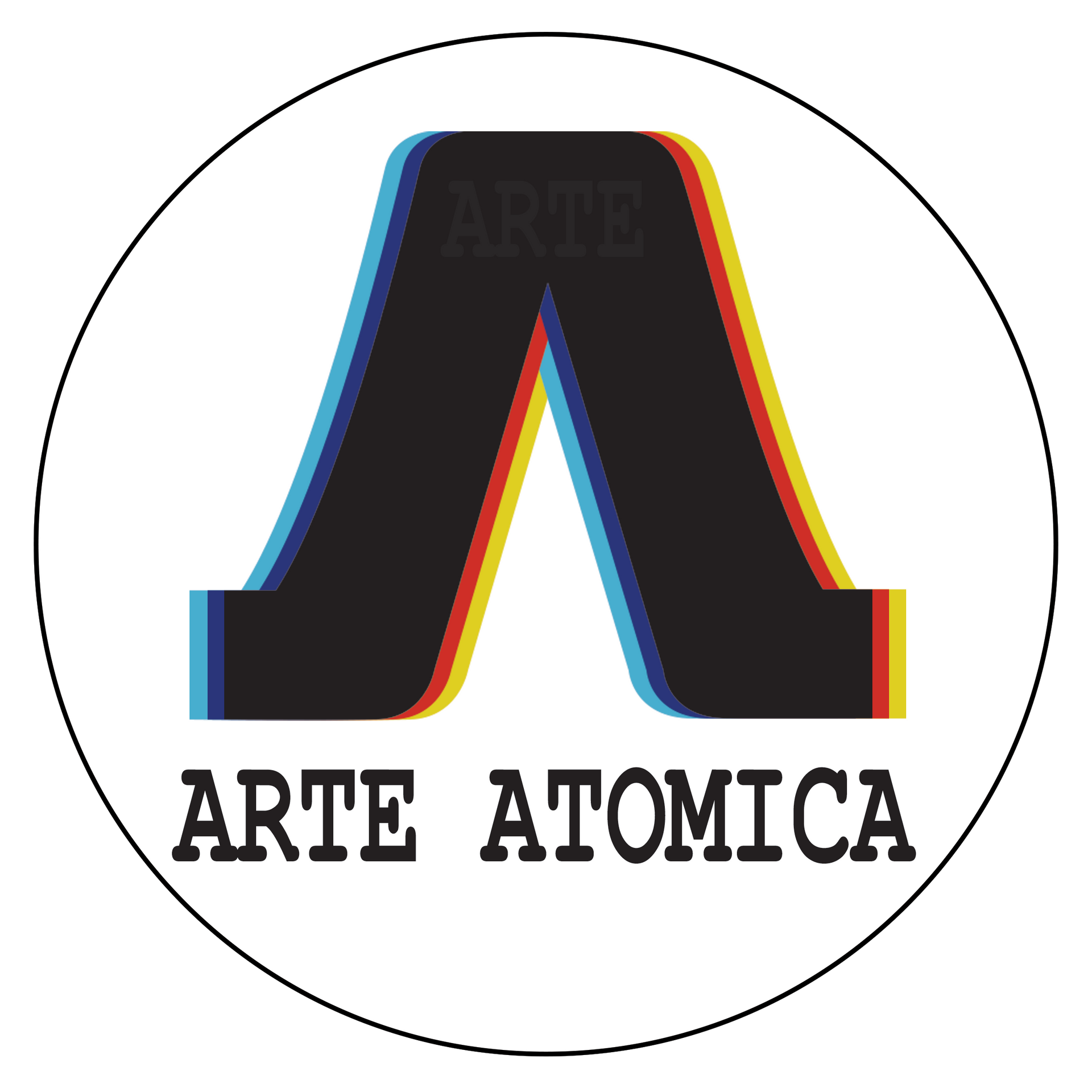 Un logo circolare con una lettera "A" nera e stilizzata, con contorni blu, gialli e rossi. Il testo sottostante recita "ARTE ATOMICA".