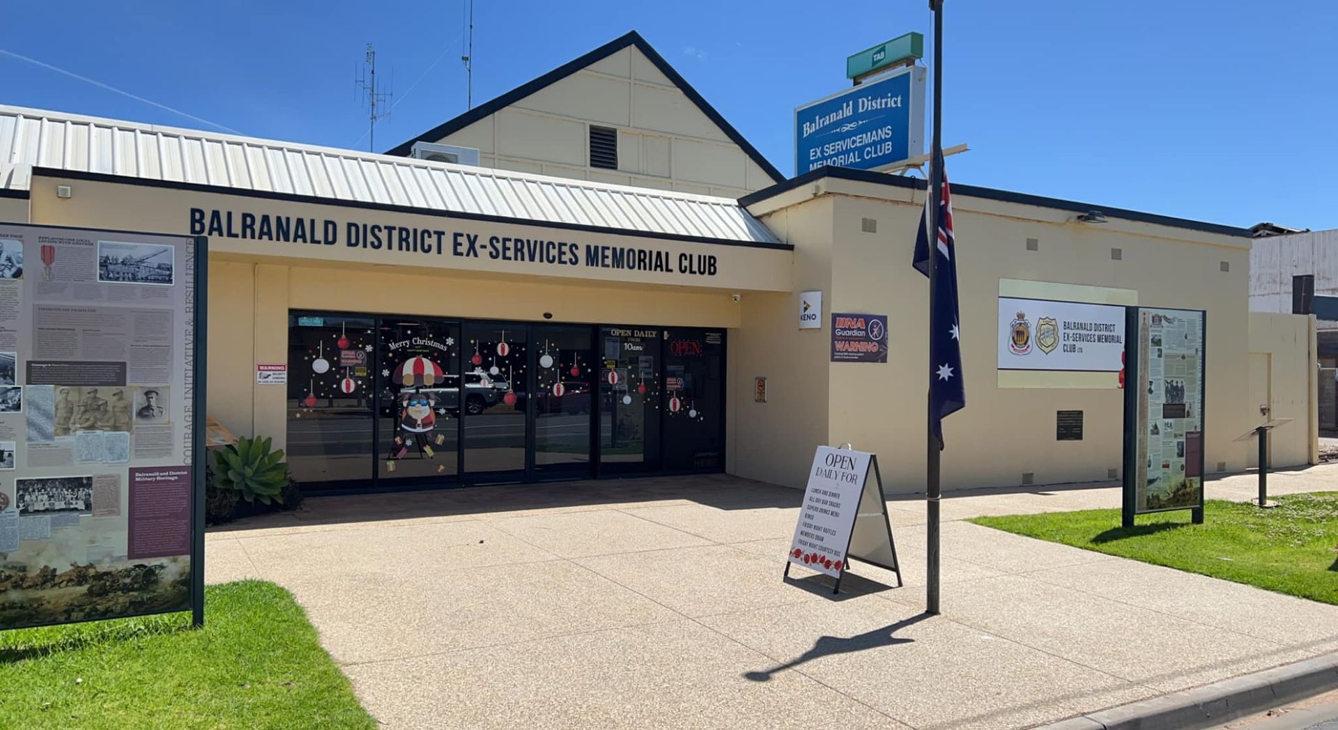 A building with a sign that says Balranald District Ex-Serivces Memorial Club on it