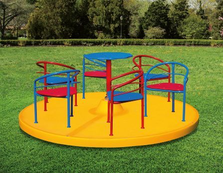 Pedana girevole con sedie