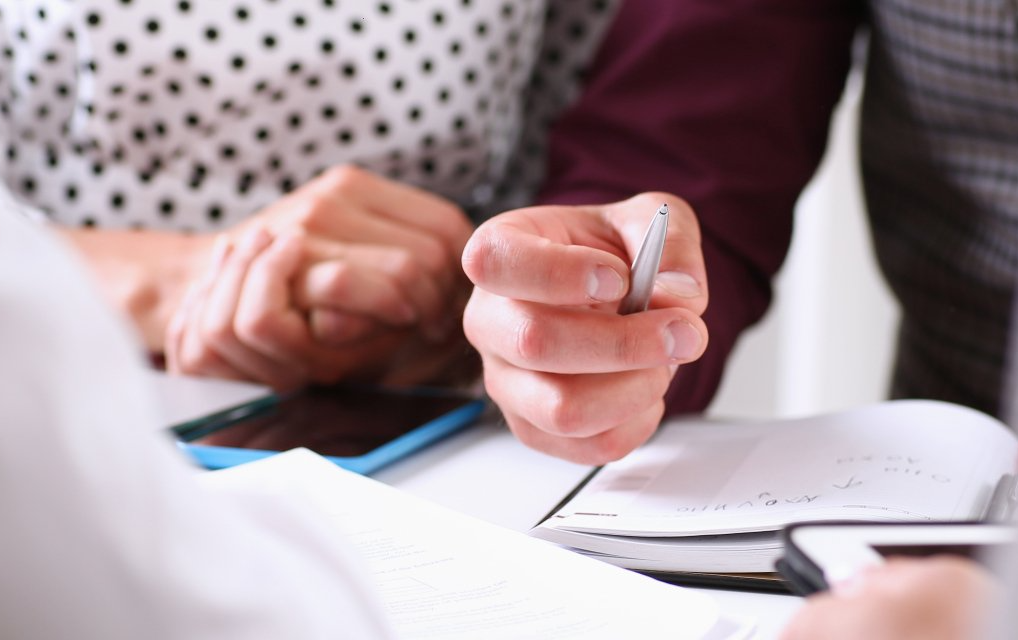 Pacelta pildspalva sarunas laikā