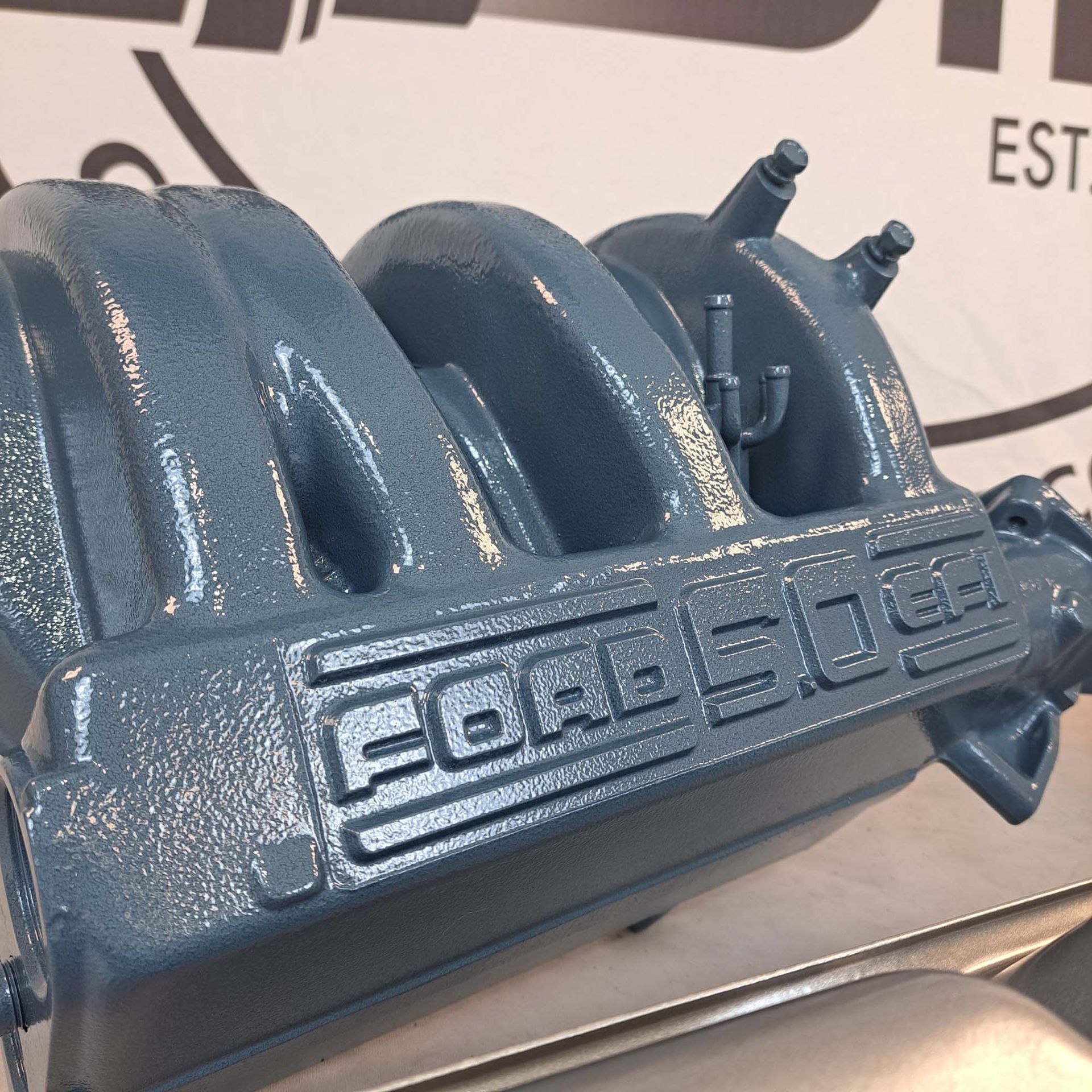 A close up of a piece of metal that says edelbrock