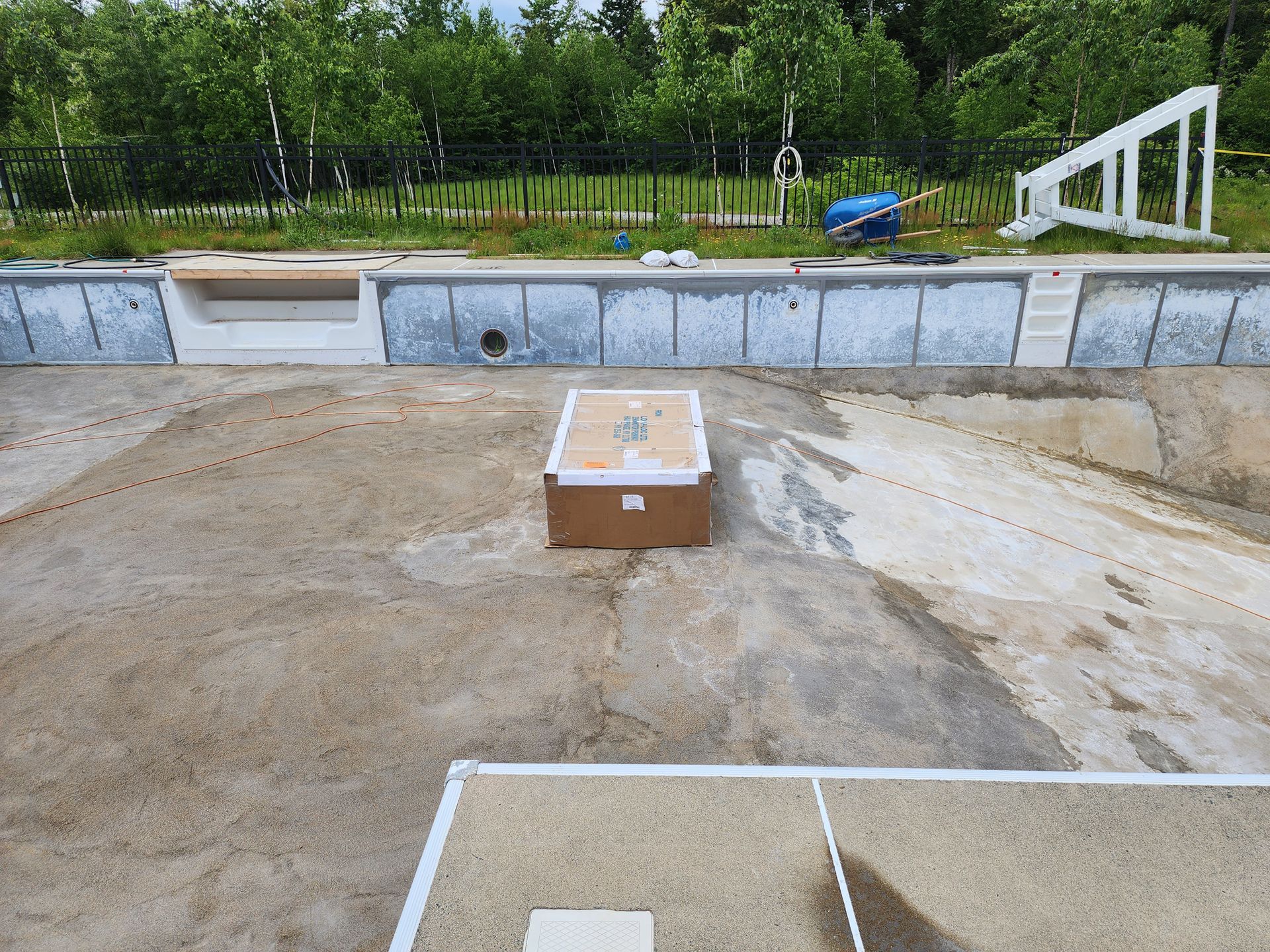 A box is sitting in the middle of a swimming pool.