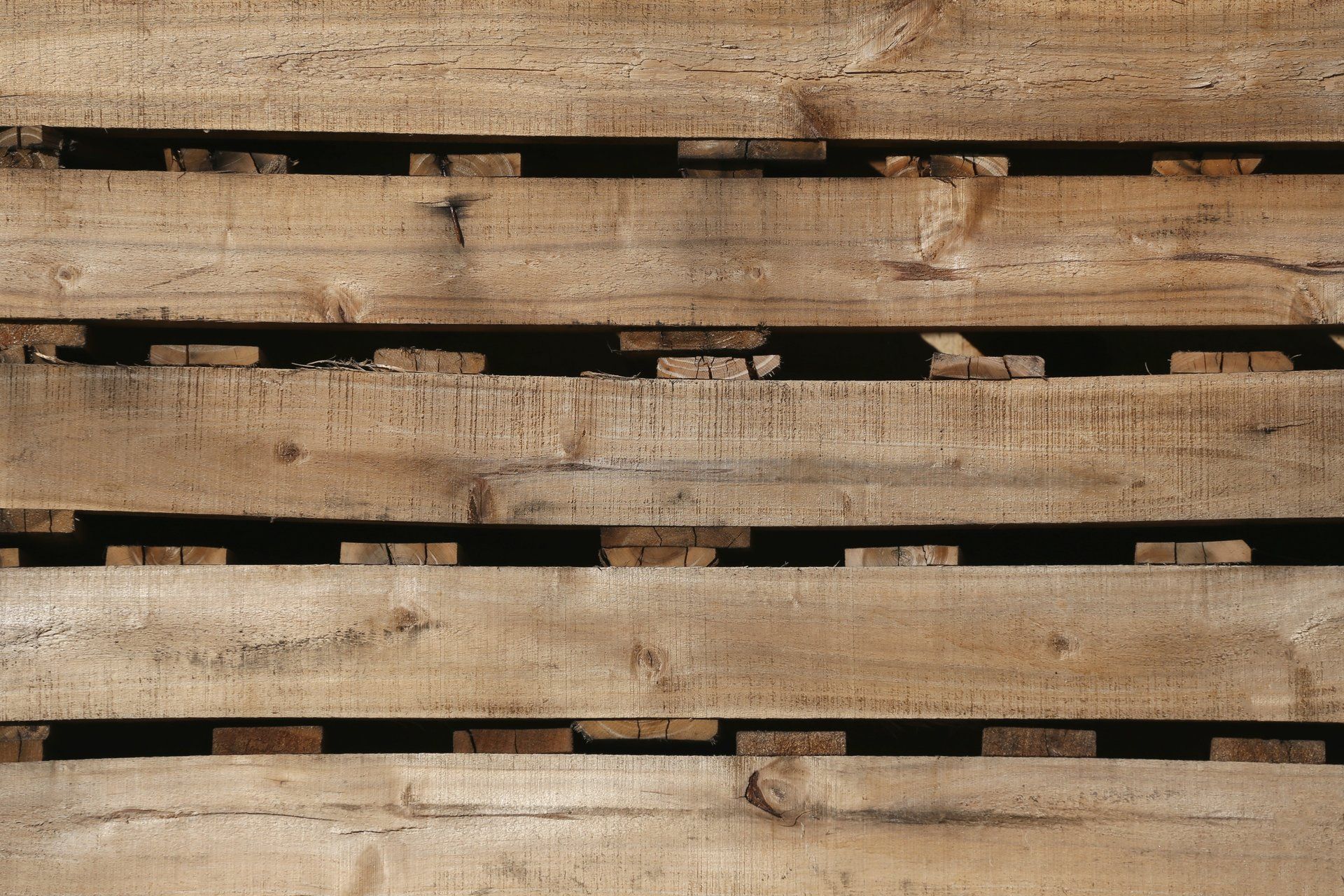 pila di imballaggi industriali in legno