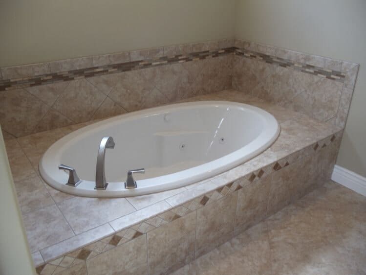 Lot 115 — Bath Tub with Faucet in Marion, IL