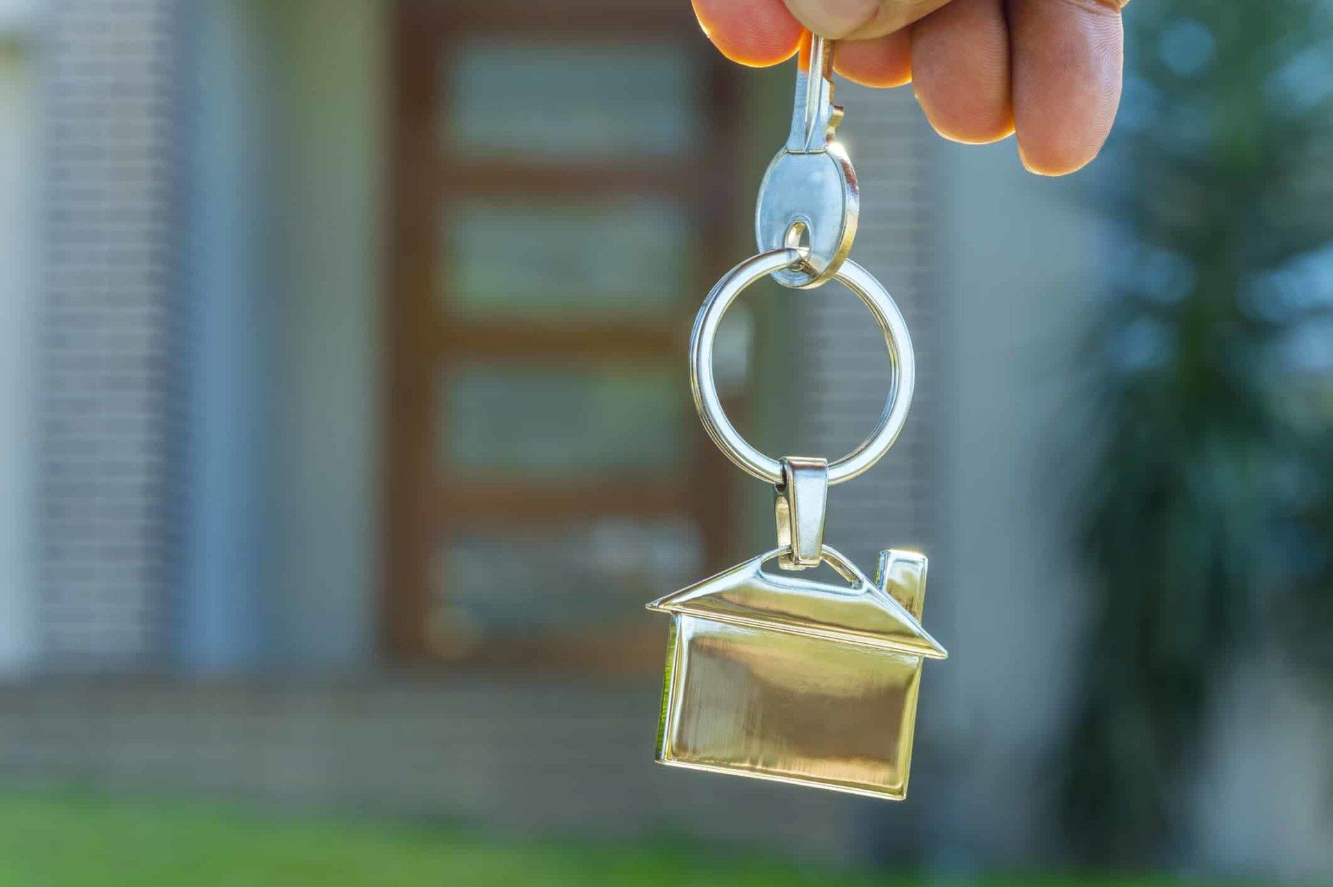 holding-a-house-keychain