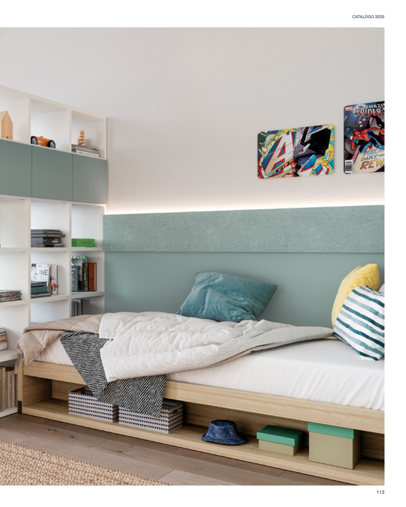 Camera da letto con letto, scaffali integrati, testiera color menta e cuscini decorativi.