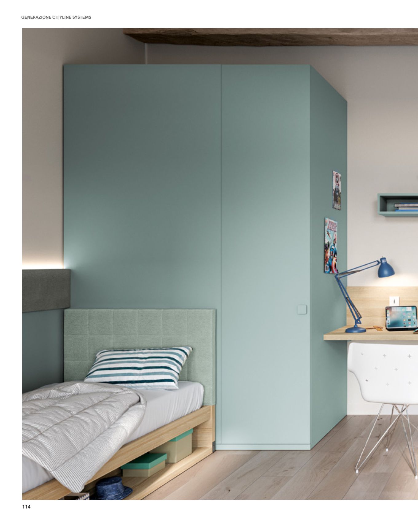 Camera da letto con armadio e letto blu-verde. Nell'angolo c'è una scrivania con lampada.