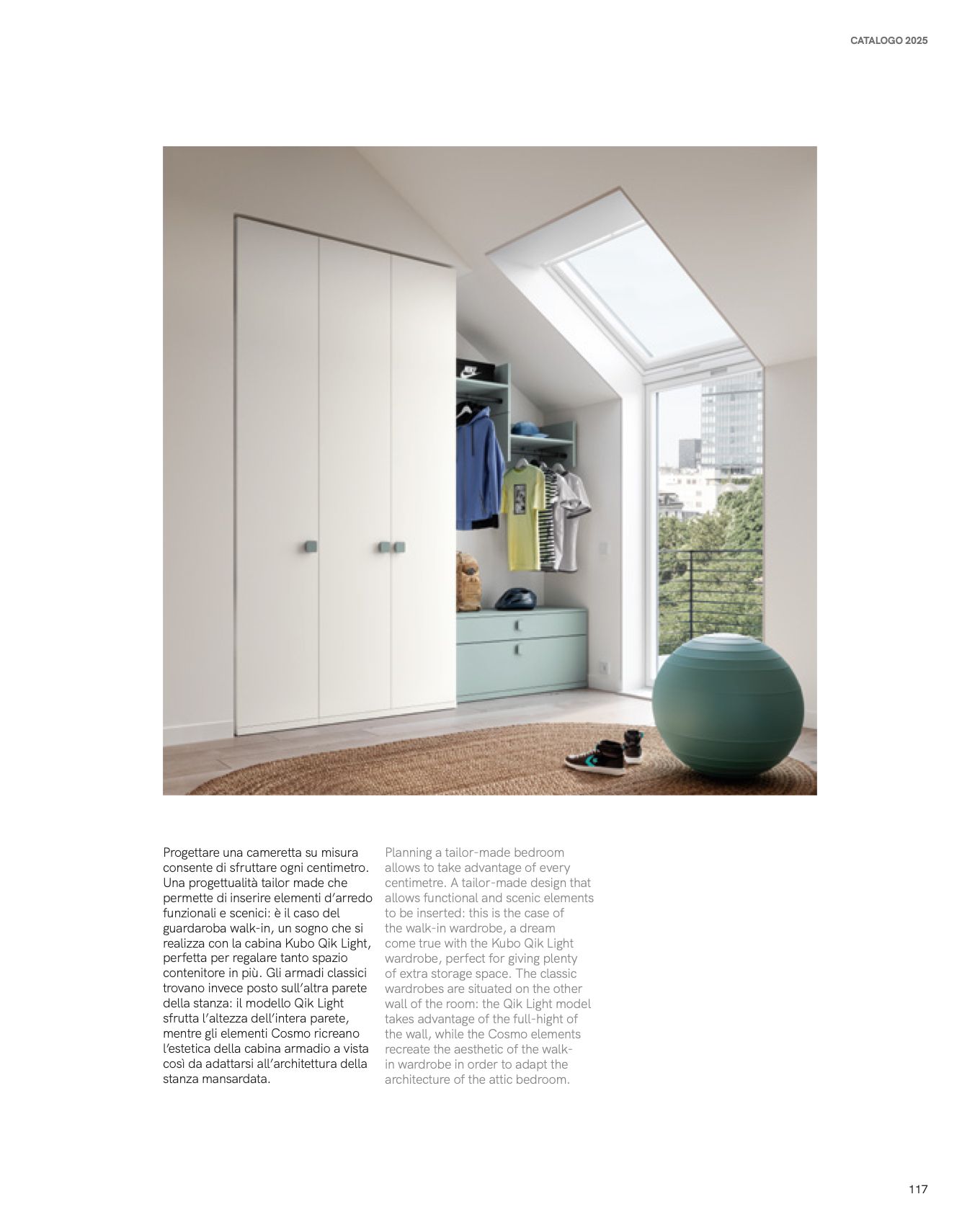 Armadio bianco a tre ante, sotto un lucernario. Nelle vicinanze c'è una palla da ginnastica rotonda color verde acqua.