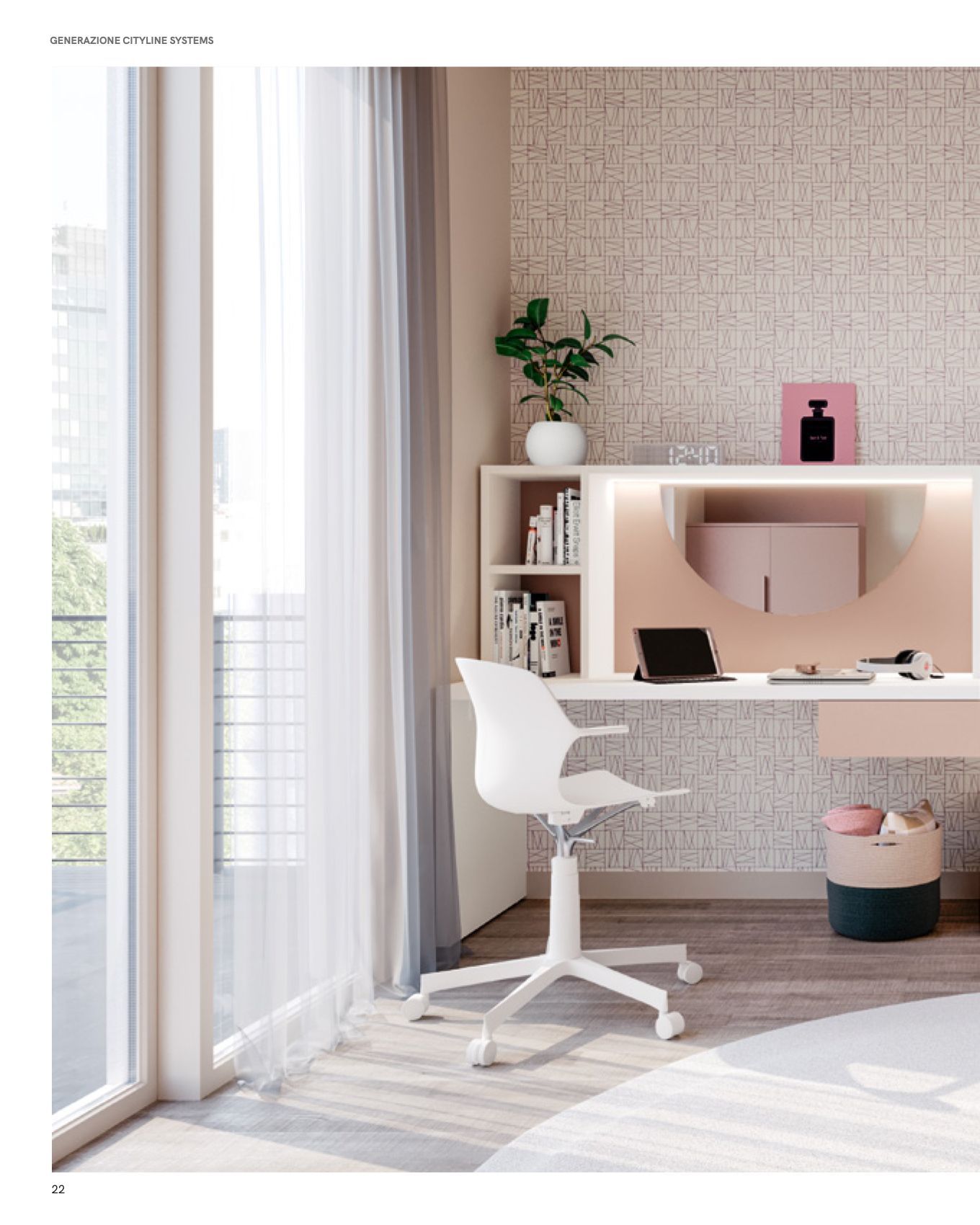 Scrivania luminosa con sedia bianca, toni neutri e finestra.