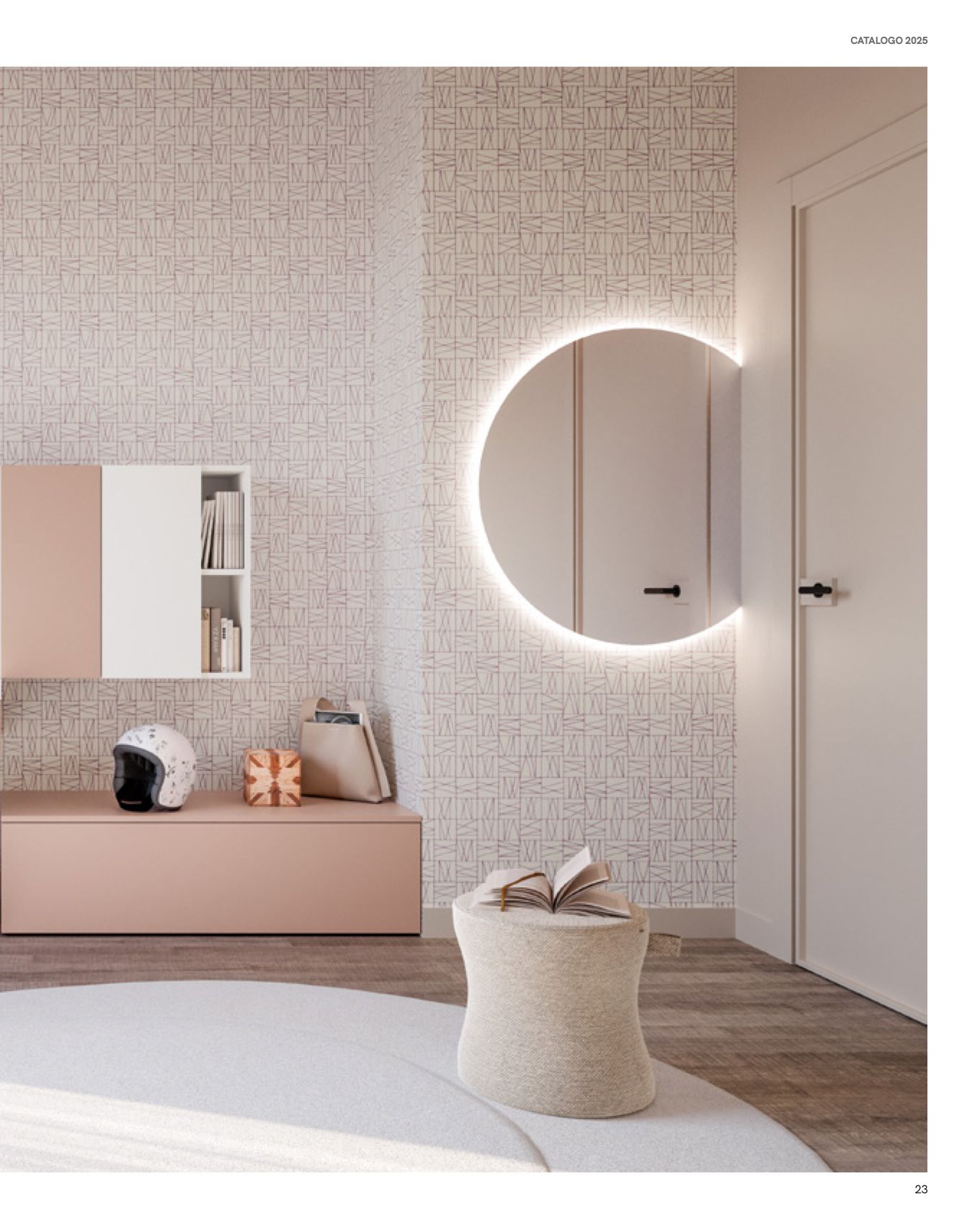 Camera moderna con contenitore rosa, specchio rotondo con luce, parete neutra, tappeto e pouf.