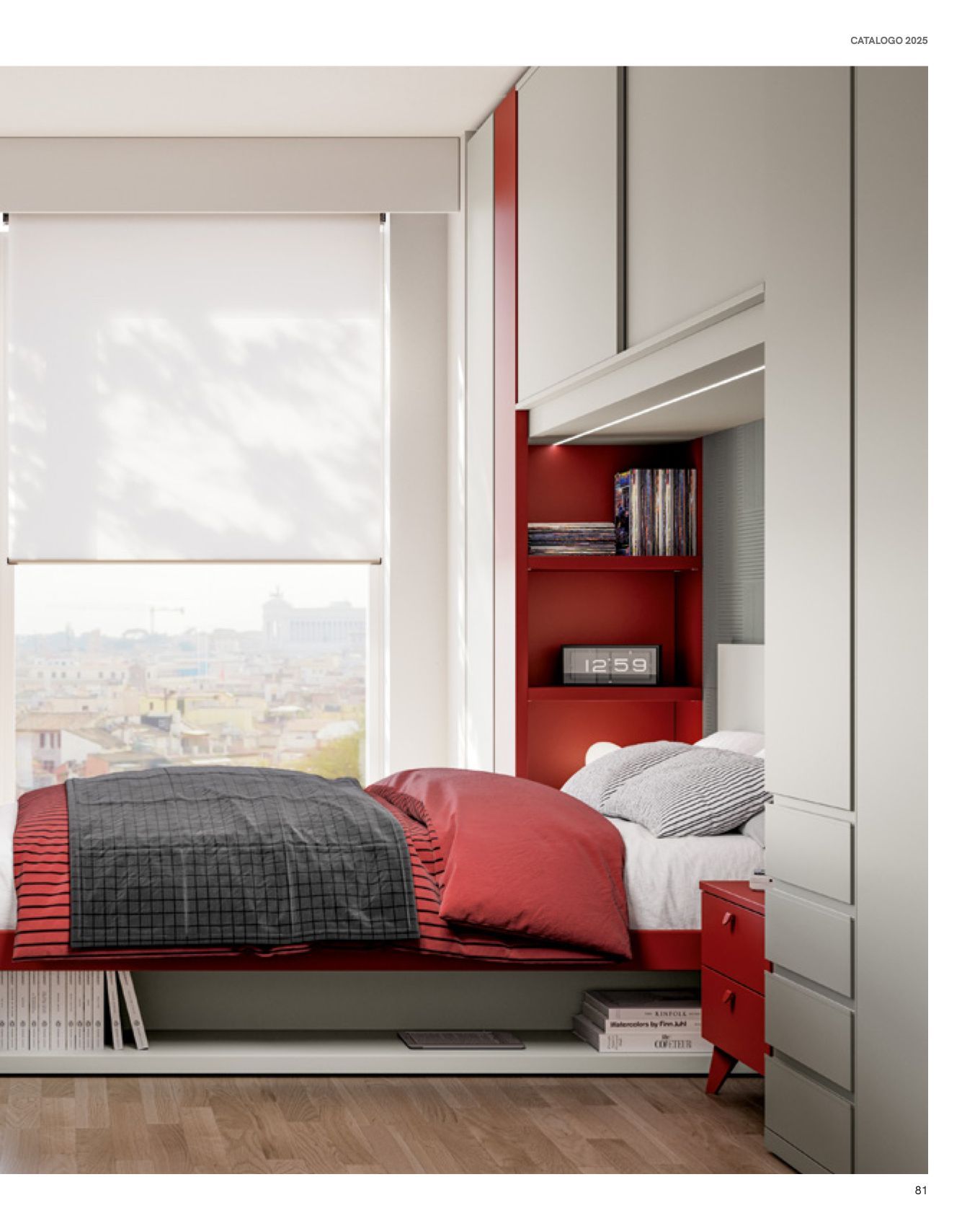 Camera da letto moderna con dettagli rossi e bianchi, dotata di letto, scaffali e finestra con vista sulla città.