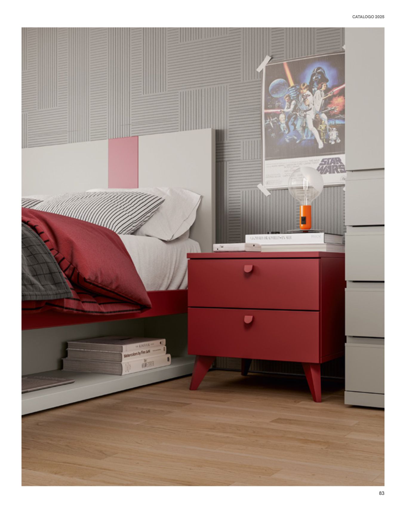 Camera da letto con comodino rosso, letto e poster di Star Wars. Presenta dettagli grigi e rossi.