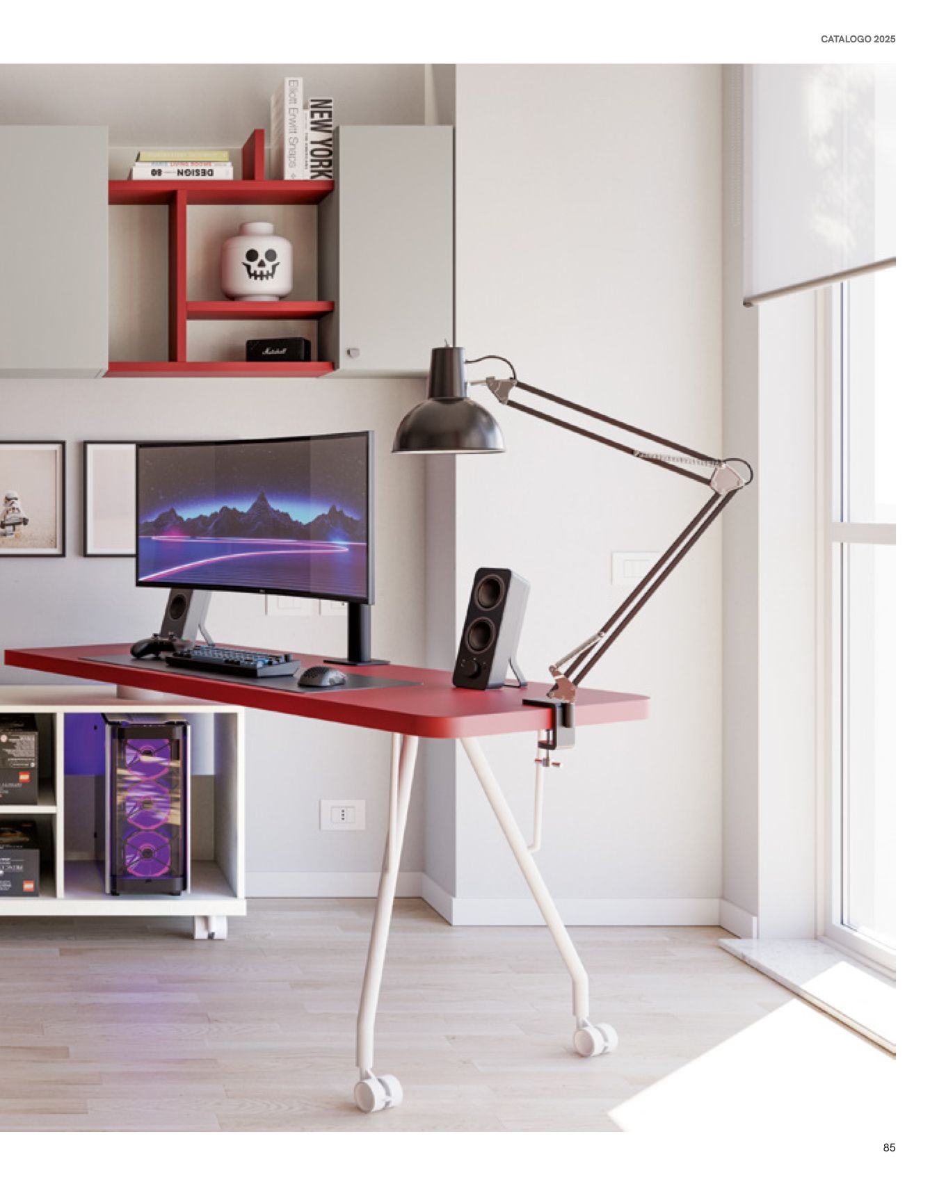 Una moderna scrivania rossa con computer, una lampada alta e una finestra.