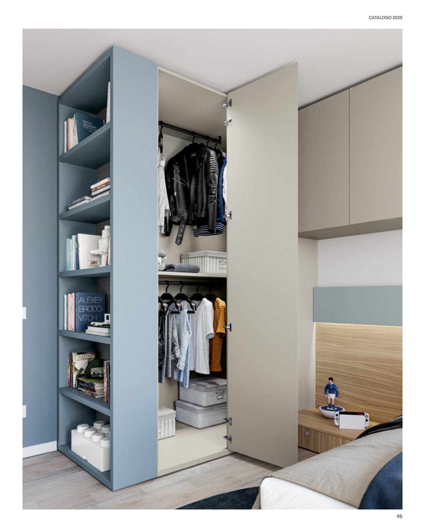 Armadio a muro con ripiani blu sulla sinistra, che si aprono per rivelare i vestiti appesi. Porta beige sulla destra.