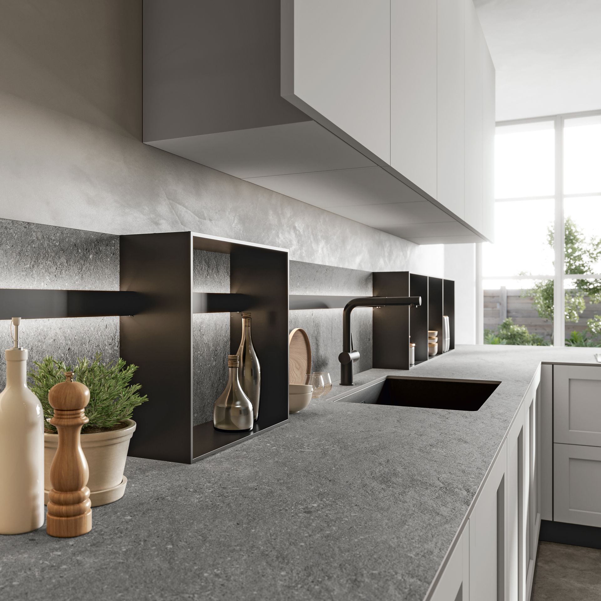 Cucina moderna con ripiani grigi, rubinetto nero e ripiani a vista.