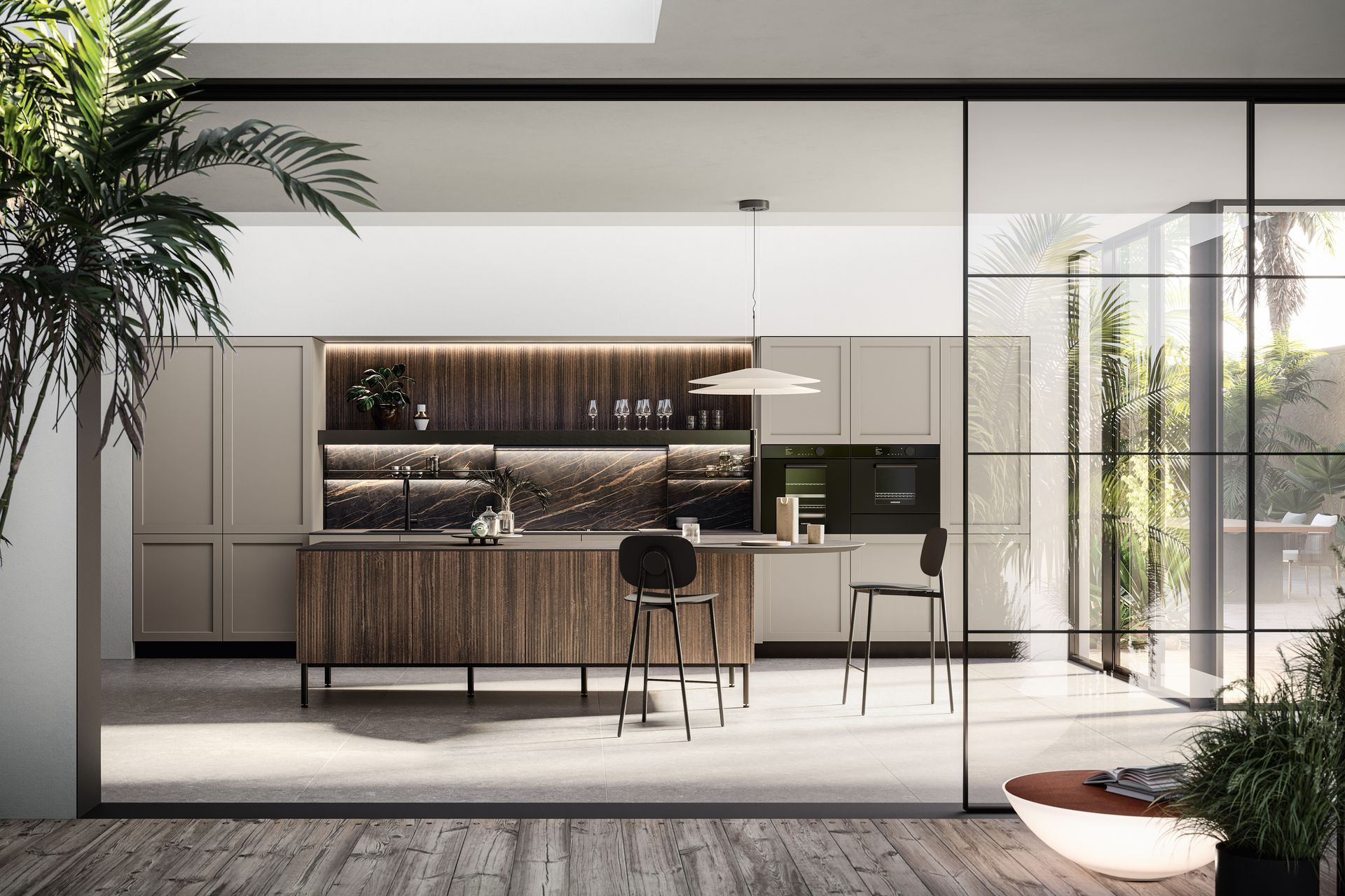 Cucina moderna con isola in legno, mobili neutri e pareti in vetro che si aprono su un patio con piante.