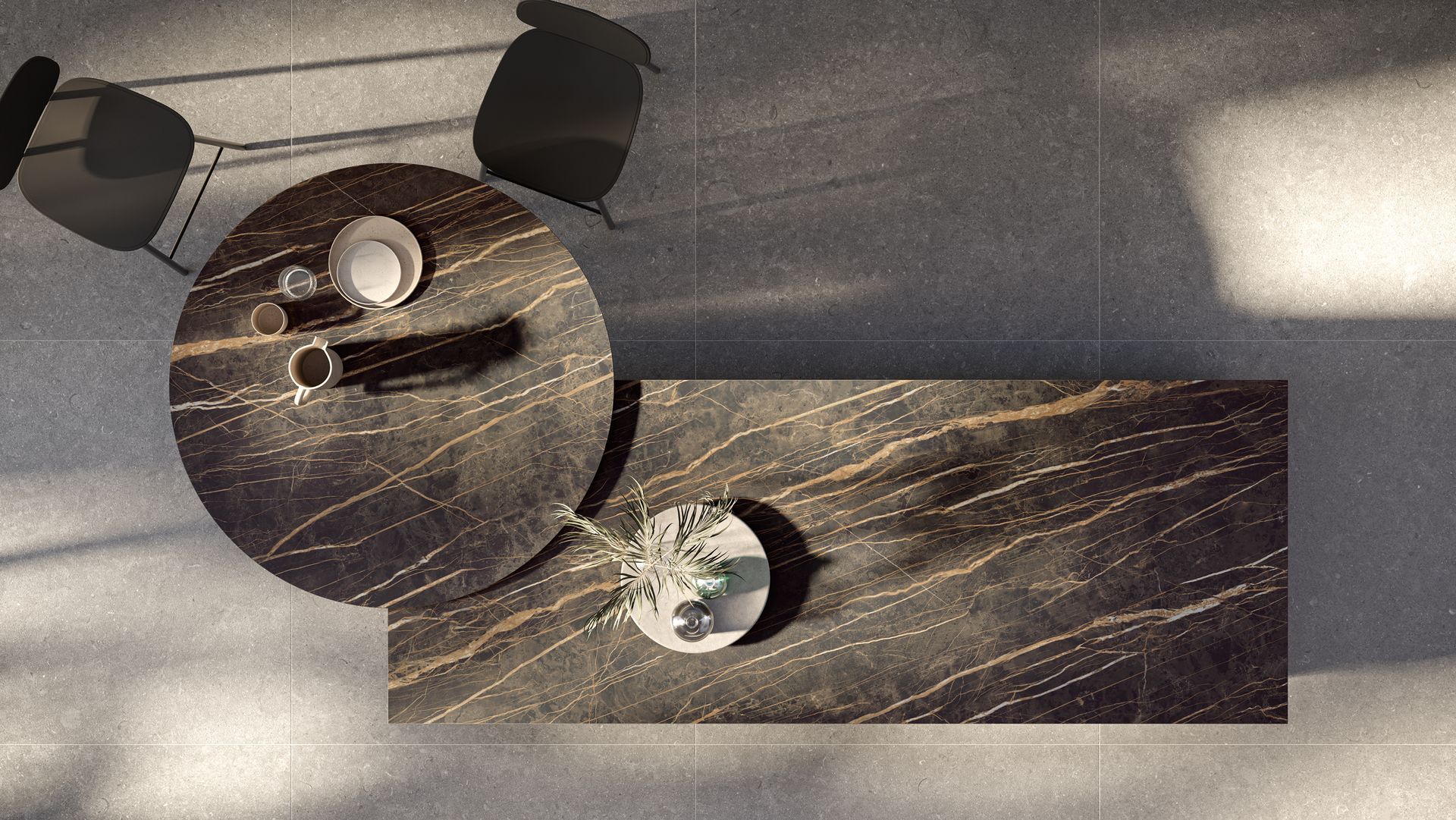 Vista dall'alto di tavoli all'aperto con decorazioni e due sedie su un patio piastrellato grigio.