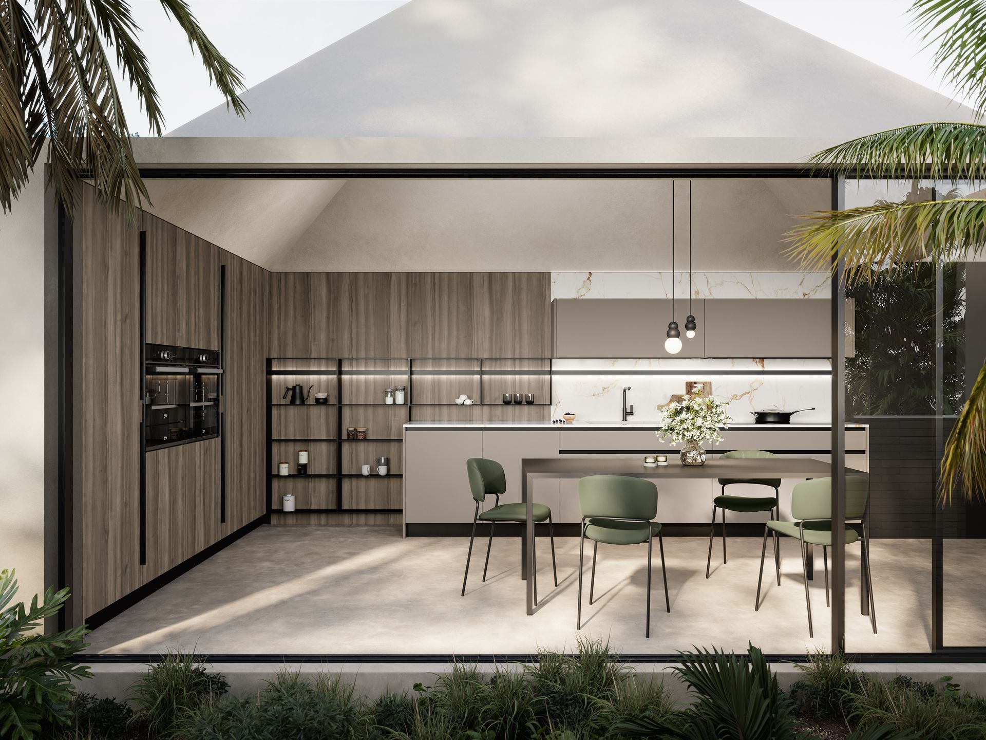 Cucina moderna con pareti in vetro e mobili in legno, aperta su un patio con sedie verdi e piante tropicali.