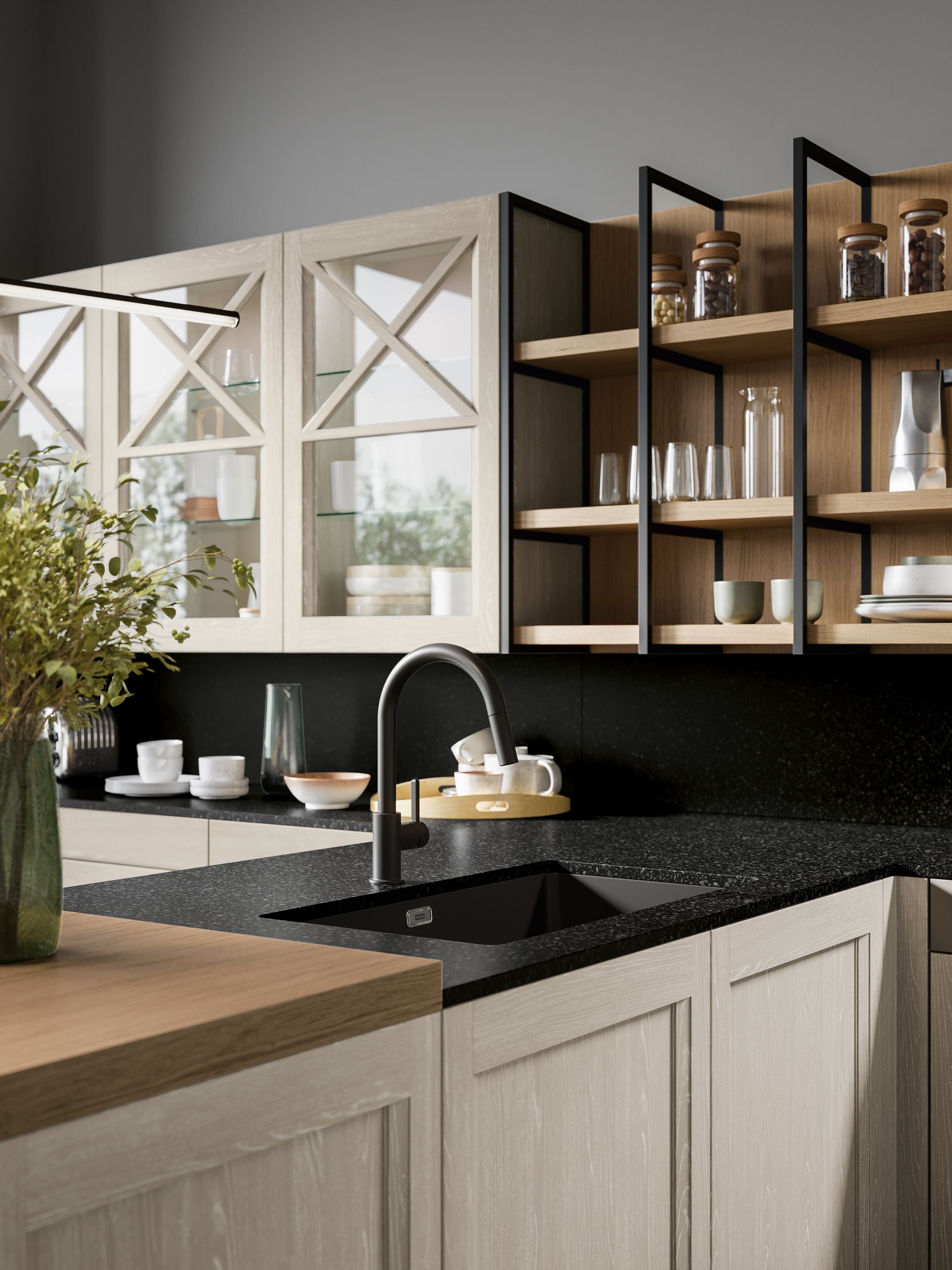 Cucina con mobili in legno chiaro, piano di lavoro nero, scaffali a vista con barattoli di vetro e rubinetto scuro.