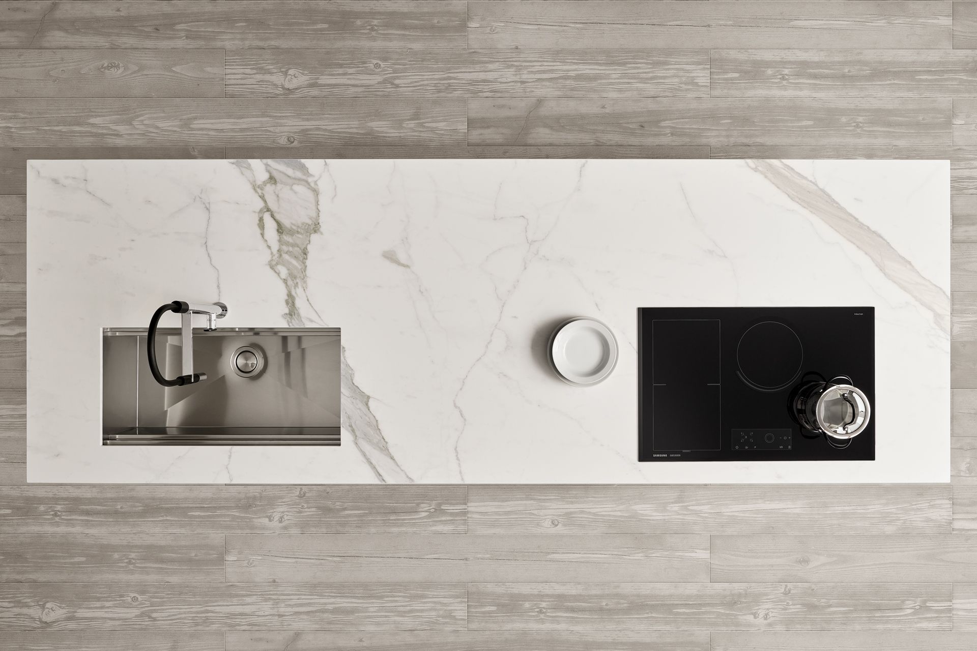 Vista dall'alto di un'isola della cucina con un piano di lavoro in marmo bianco