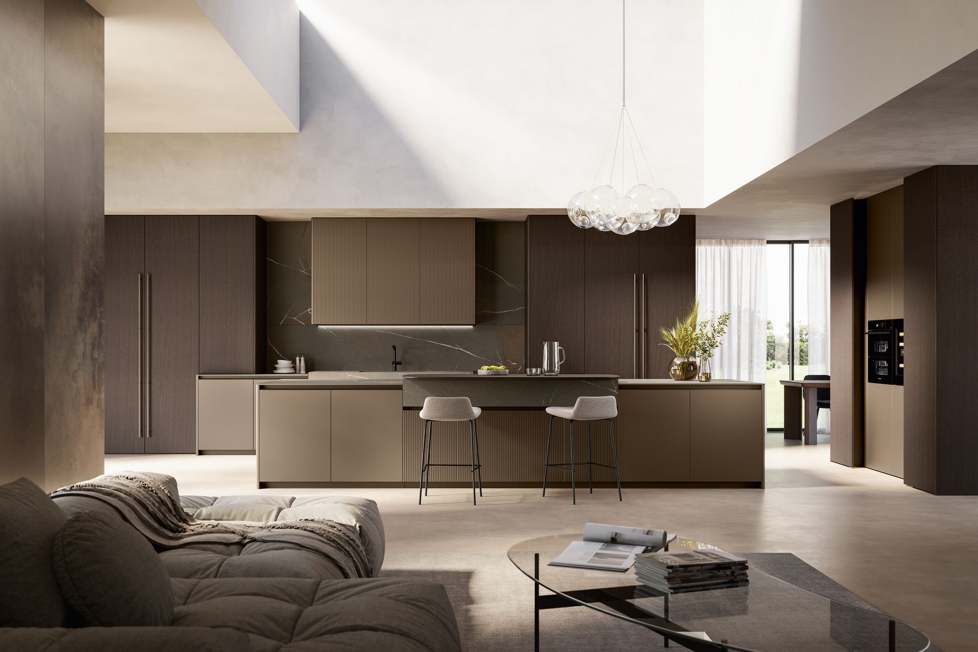 Cucina moderna con mobili marroni, isola con sgabelli e zona soggiorno con divano.
