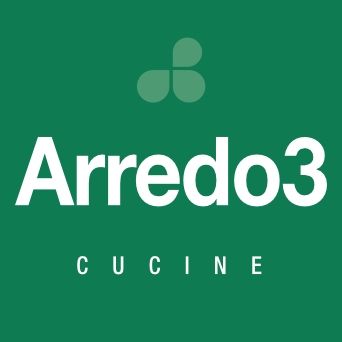 Logo Arredo3 Cucine su sfondo verde. Il logo include testo bianco e un disegno astratto verde chiaro.