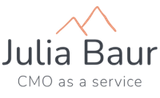 Julia Baur Logo: Name über „CMO as a service“. Berge in Pfirsichfarbe über dem Namen.
