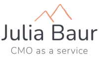 Julia Baur Logo: Name über „CMO as a service“. Berge in Pfirsichfarbe über dem Namen.